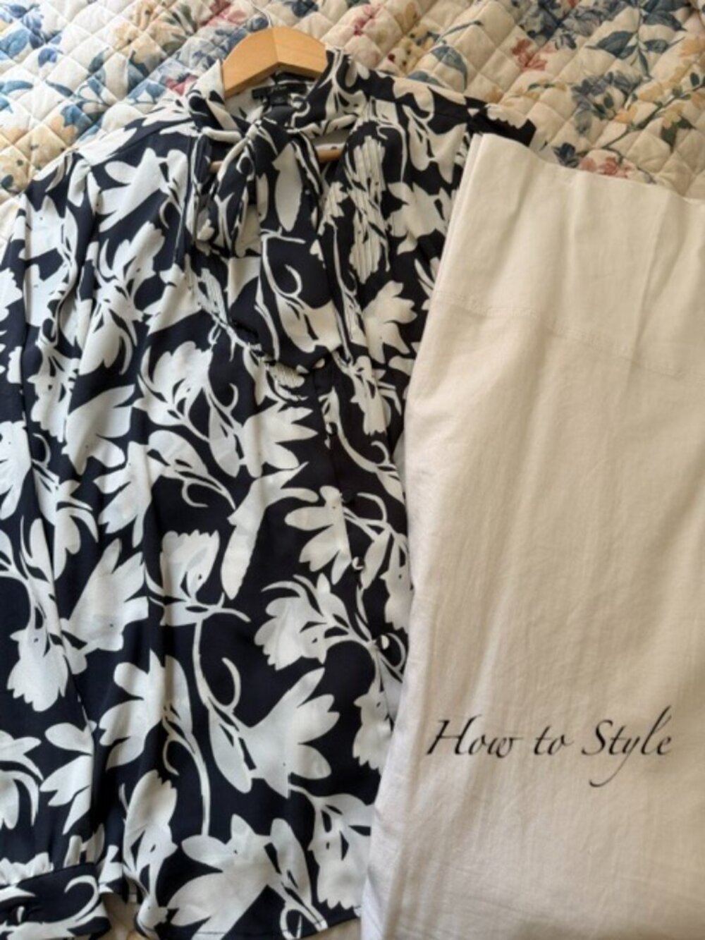 J Crew Navy & White Women's Floral Blouse w/ Bow size 10 Beautiful button detail - Picture 9 of 10